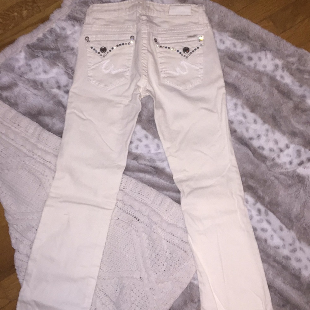 White jeans anoname